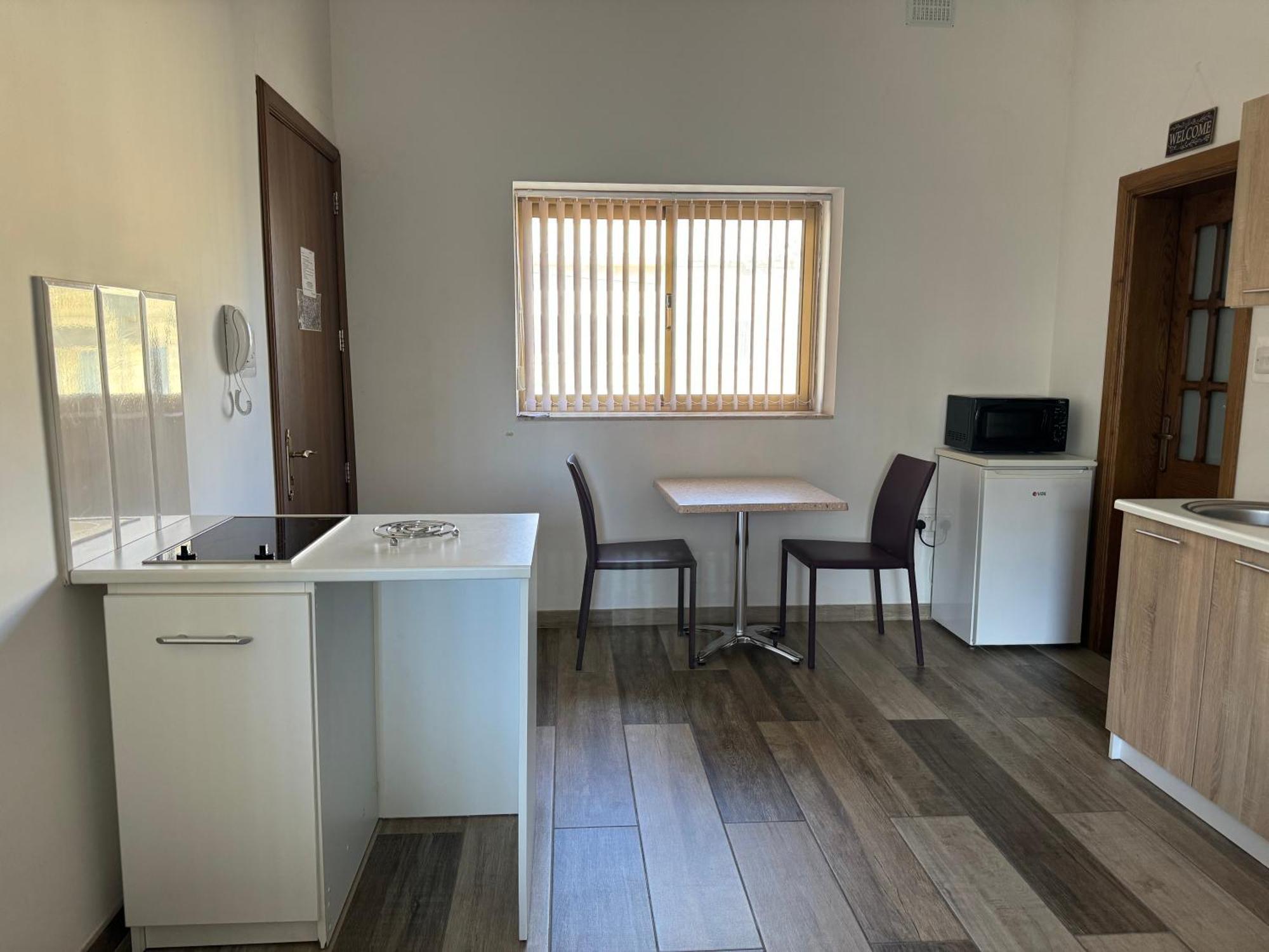 Private One Bedroom Apartment Close To Airport In Luqa Buitenkant foto